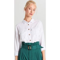 Koszula z kieszeniami - Kremowy. Białe koszule damskie Cropp, s. W wyprzedaży za 29,99 zł.