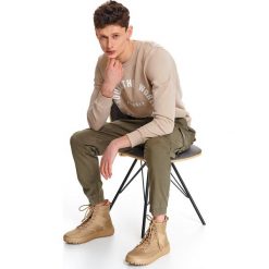 Bluza z nadrukiem. Brązowe bluzy męskie Top Secret, na wiosnę, m, z nadrukiem, z okrągłym kołnierzem, bez rękawów, długie, bez kaptura. Za 89,99 zł.