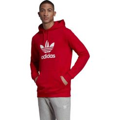 MĘSKA BLUZA ADIDAS ORIGINALS TREFOIL (M). Czerwone bluzy męskie Adidas, m, bez wzorów, z bawełny, klasyczne, bez kołnierzyka, bez rękawów, długie, bez kaptura. W wyprzedaży za 219,99 zł.