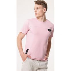 Różowa Koszulka Get Loud. Różowe koszulki męskie Born2be, xl, z aplikacjami, z okrągłym kołnierzem, krótkie. Za 49,99 zł.