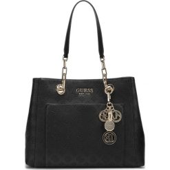 Guess Ilenia Torebka Czarny. Czarne torebki klasyczne damskie Guess, z aplikacjami, z materiału, bez dodatków. Za 654,95 zł.