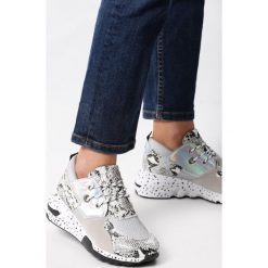 Wężowe Sneakersy Kora. Buty sportowe damskie Born2be, z nadrukiem, z nubiku, sportowe. Za 99,99 zł.