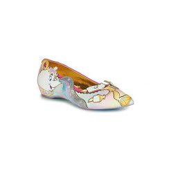 Baleriny Irregular Choice BE OUR GUEST!. Różowe baleriny damskie Irregular Choice, bez wzorów, bez obcasa. W wyprzedaży za 554,25 zł.