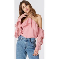 NA-KD Boho Bluzka z falbanką na rękawach - Pink. Różowe bluzki damskie marki NA-KD Boho, z aplikacjami, z poliesteru, boho, z falbankami, bez rękawów. W wyprzedaży za 50,47 zł.