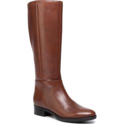 Oficerki GEOX - D Felicity D D84G1D 00043 C0013 Brown. Pomarańczowe kozaki damskie Geox, ze skóry ekologicznej, przed kolano, na wysokim obcasie, na obcasie, bez zapięcia. W wyprzedaży za 539,00 zł.