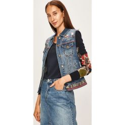 Desigual - Kurtka. Niebieskie kurtki damskie Desigual, z haftami, z elastanu, krótkie, bez kaptura. W wyprzedaży za 359,90 zł.