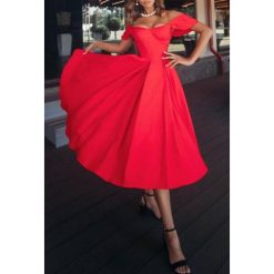 Sukienka BRENILA RED. Czerwone sukienki damskie IVET, bez wzorów, eleganckie, bez kołnierzyka, bez rękawów. W wyprzedaży za 99,00 zł.