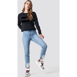 NA-KD Jeansy z rozdarciami - Blue. Niebieskie spodnie z wysokim stanem NA-KD, z bawełny. Za 202,95 zł.
