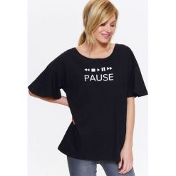 T-SHIRT DAMSKI O PUDEŁKOWYN KROJU Z FALBANĄ. Czarne t-shirty damskie DRYWASH, xs, z nadrukiem, eleganckie, bez kołnierzyka. W wyprzedaży za 34,99 zł.