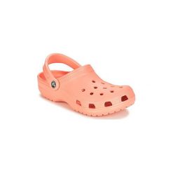 Chodaki Crocs CLASSIC. Różowe klapki damskie Crocs, bez wzorów, bez obcasa. W wyprzedaży za 119,25 zł.