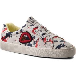Sneakersy WRANGLER - Peggy WL181520 White Dripping 557. Białe półbuty damskie Wrangler, bez wzorów, ze skóry ekologicznej, bez obcasa, na płaskiej podeszwie, bez zapięcia. W wyprzedaży za 169,00 zł.