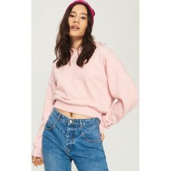Krótka bluza z kapturem - Różowy. Czerwone bluzy z kapturem damskie marki Sinsay, l, z krótkim rękawem, krótkie. W wyprzedaży za 29,99 zł.