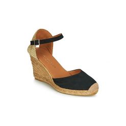 Sandały KG by Kurt Geiger MONTY. Czarne sandały damskie marki KG by Kurt Geiger, bez wzorów, bez obcasa, bez zapięcia. Za 509,00 zł.
