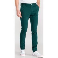 Armani Exchange Spodnie Zielony. Zielone spodnie męskie Armani Exchange, bez wzorów, z elastanu. Za 524,95 zł.