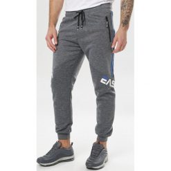 Ciemnoszare Spodnie Pirethoe. Szare spodnie męskie Born2be, xl, bez wzorów, z dresówki. W wyprzedaży za 59,99 zł.