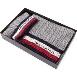 Zestaw Szalik i Czapka TOMMY HILFIGER - Corporate Cable Scarf & Beanie Gftpck AW0AW04468 901. Szare czapki damskie marki TOMMY HILFIGER, z kaszmiru. W wyprzedaży za 259,00 zł.