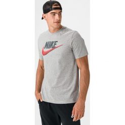 Nike Brand Mark Koszulka Szary. Szare podkoszulki męskie Nike, xxl, z haftami, z bawełny, bez kołnierzyka, z krótkim rękawem, krótkie. Za 85,95 zł.