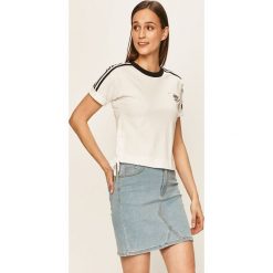 Adidas Originals - T-shirt. Białe topy damskie adidas Originals, z aplikacjami, z bawełny, z okrągłym kołnierzem. W wyprzedaży za 119,90 zł.