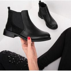 Botki damskie Laura Mode YBS-01 Czarne. Czarne botki damskie LAURA MODE, z tworzywa sztucznego, eleganckie, na niskim obcasie, na obcasie, na zamek. Za 119,00 zł.