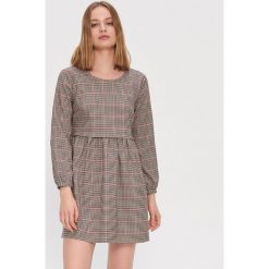 Sukienka w kratkę - Wielobarwny. Sukienki damskie House, s, w kratkę, bez kołnierzyka, bez rękawów. W wyprzedaży za 49,99 zł.
