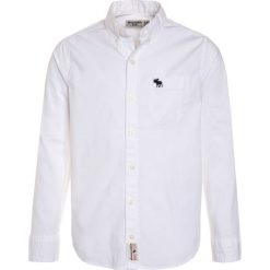 Abercrombie & Fitch CLASSIC STRETCH Koszula white solid. Białe koszule chłopięce marki Abercrombie & Fitch, z bawełny. Za 179,00 zł.