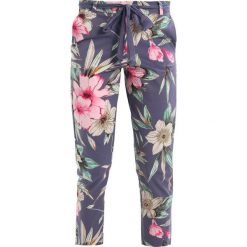 Chinosy damskie: Isla Ibiza Bonita TROUSERS Chinosy blue