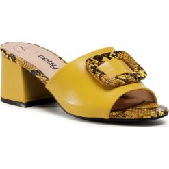 Klapki BETSY - 907014/06-05E Yellow. Żółte klapki damskie Betsy, z aplikacjami, ze skóry ekologicznej, bez obcasa, na obcasie. W wyprzedaży za 139,00 zł.