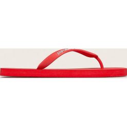 Emporio Armani - Japonki. Czerwone klapki damskie Emporio Armani, bez wzorów, z gumy, bez obcasa, na obcasie. W wyprzedaży za 129,90 zł.