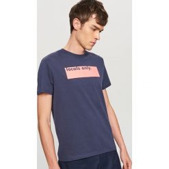 T-shirty męskie: T-shirt z napisem locals only – Granatowy