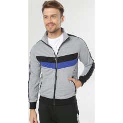Szara Bluza Delasana. Szare bluzy męskie Born2be, xl, bez wzorów, bez kołnierzyka, bez rękawów, bez kaptura. W wyprzedaży za 79,99 zł.