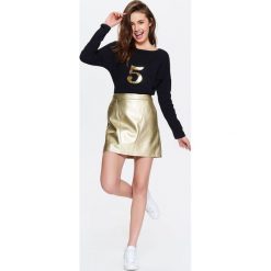 MINI SPÓDNICZKA TRAPEZOWA Z POŁYSKUJĄCEGO MATERIAŁU. Żółte spódniczki marki TROLL, na zimę, s, eleganckie, mini. W wyprzedaży za 39,99 zł.