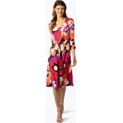 Marc Cain Collections - Sukienka damska, lila. Sukienki damskie Marc Cain Collections, w paski, z materiału, bez kołnierzyka, bez rękawów. Za 899,95 zł.