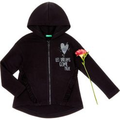 Bluza w kolorze czarnym. Czarne bluzy niemowlęce Benetton Kids, z nadrukiem, z bawełny, bez rękawów, bez kaptura. W wyprzedaży za 42,95 zł.