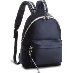 Plecak TOMMY JEANS - Logo Bac AU0AU00160 413. Niebieskie plecaki męskie Tommy Jeans, bez wzorów, z jeansu. W wyprzedaży za 309,00 zł.