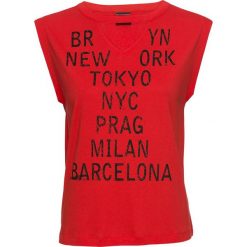 Top bonprix truskawkowo-czarny. Czerwone topy damskie bonprix, z nadrukiem, z dekoltem w serek. Za 16,99 zł.