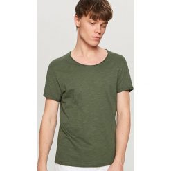 T-shirty męskie: T-shirt basic z podwiniętym rękawem – Zielony