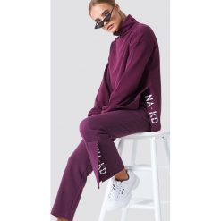NA-KD Spodnie sportowe z haftem - Purple. Fioletowe bryczesy damskie NA-KD. W wyprzedaży za 99,37 zł.