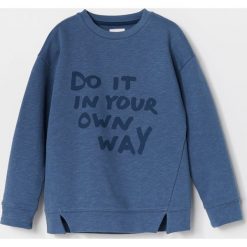 Bluza dresowa z napisem - Niebieski. Niebieskie bluzy męskie Reserved, m, z napisami, z dresówki, bez kołnierzyka, bez rękawów, bez kaptura. Za 49,99 zł.