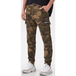 Joggery camo - Wielobarwny. Zielone spodnie męskie House, xl, bez wzorów. W wyprzedaży za 59,99 zł.