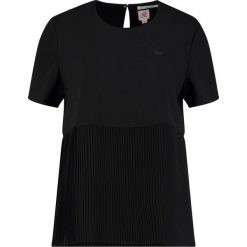 Lacoste LIVE Bluzka black. Czarne bluzki damskie marki Lacoste LIVE, s, z materiału. W wyprzedaży za 449,00 zł.