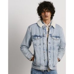 Jeansowa kurtka sherpa - Niebieski. Niebieskie kurtki męskie Reserved, s, bez wzorów, z jeansu, bez kaptura. Za 169,99 zł.
