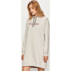 Tommy Hilfiger - Sukienka. Szare sukienki damskie TOMMY HILFIGER, na co dzień, s, z aplikacjami, z bawełny, casualowe, z kapturem, z długim rękawem, długie, mini, proste. Za 599,90 zł.