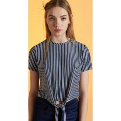 Krótka bluzka z wiązaniem - Biały. Białe bluzki damskie Cropp, s, bez wzorów, bez kołnierzyka, z krótkim rękawem. Za 39,99 zł.