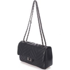 Skórzana torebka w kolorze czarnym - 28 x 18 x 8 cm. Czarne torebki klasyczne damskie Black Bags, w paski, ze skóry, na ramię, bez dodatków. W wyprzedaży za 364,95 zł.