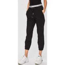 Guess Jeans - Spodnie. Czarne spodnie damskie Guess Jeans, s, z aplikacjami, z jeansu, casualowe. Za 549,90 zł.