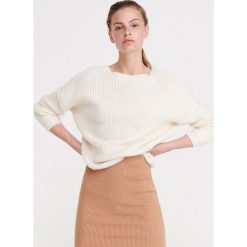 Sweter z dekoltem na plecach - Kremowy. Białe swetry damskie Reserved, m, bez wzorów, bez rękawów, bez kaptura. Za 79,99 zł.