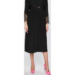 Vero Moda - Spódnica. Czarne spódniczki damskie Vero Moda, s, bez wzorów, z wiskozy, midi, rozkloszowane. W wyprzedaży za 69,90 zł.