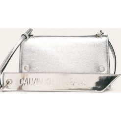 Calvin Klein Jeans - Torebka. Szare listonoszki damskie Calvin Klein Jeans, w paski, z jeansu, małe, bez dodatków. W wyprzedaży za 319,90 zł.