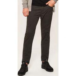 Materiałowe spodnie slim fit - Khaki. Brązowe rurki męskie House, z materiału. Za 89,99 zł.