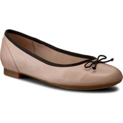 Baleriny CLARKS - Couture Bloom 261260064 Nude Pink Lea. Czerwone baleriny damskie lakierowane Clarks, z materiału, na płaskiej podeszwie. W wyprzedaży za 199,00 zł.